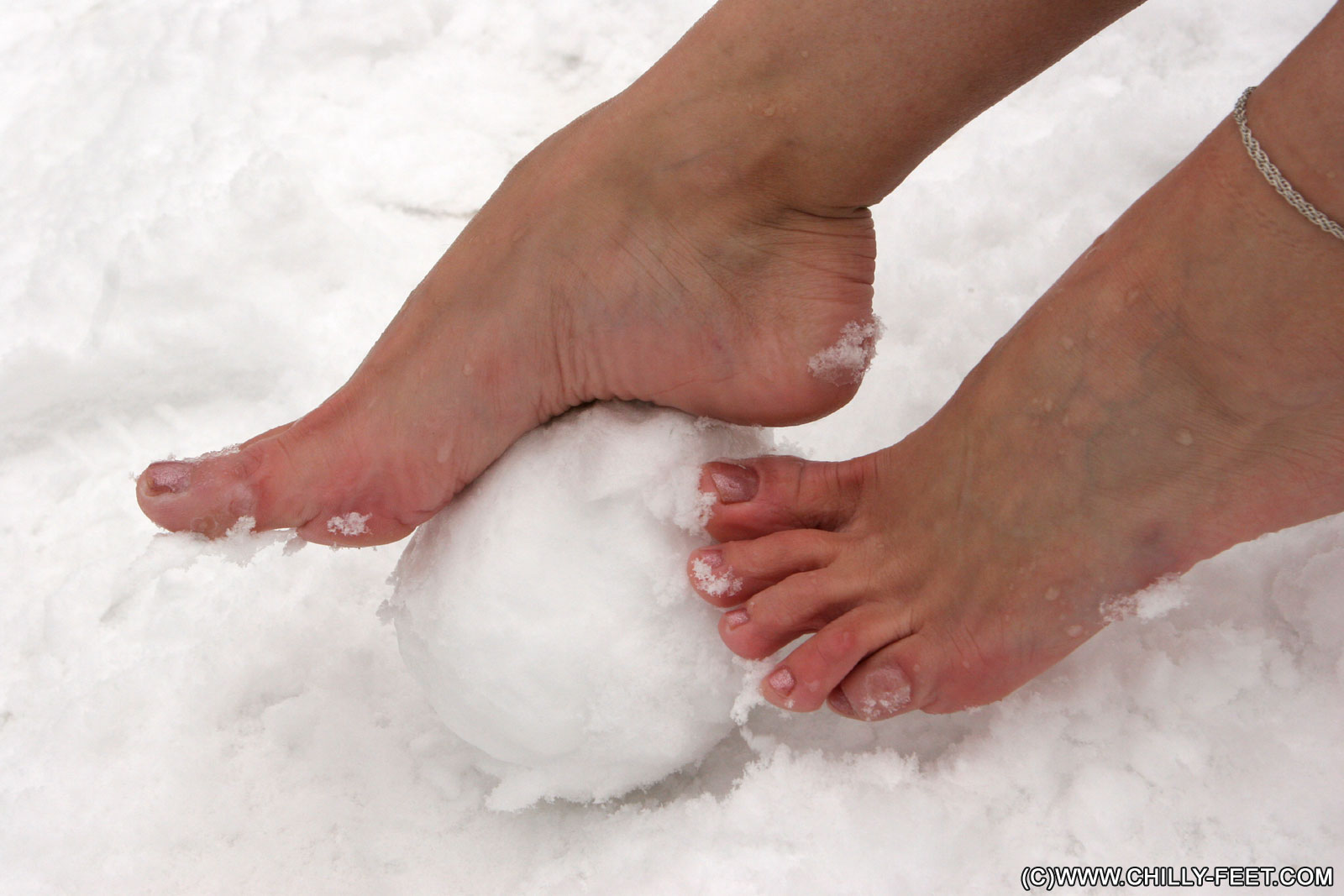 Женские ноги на снегу